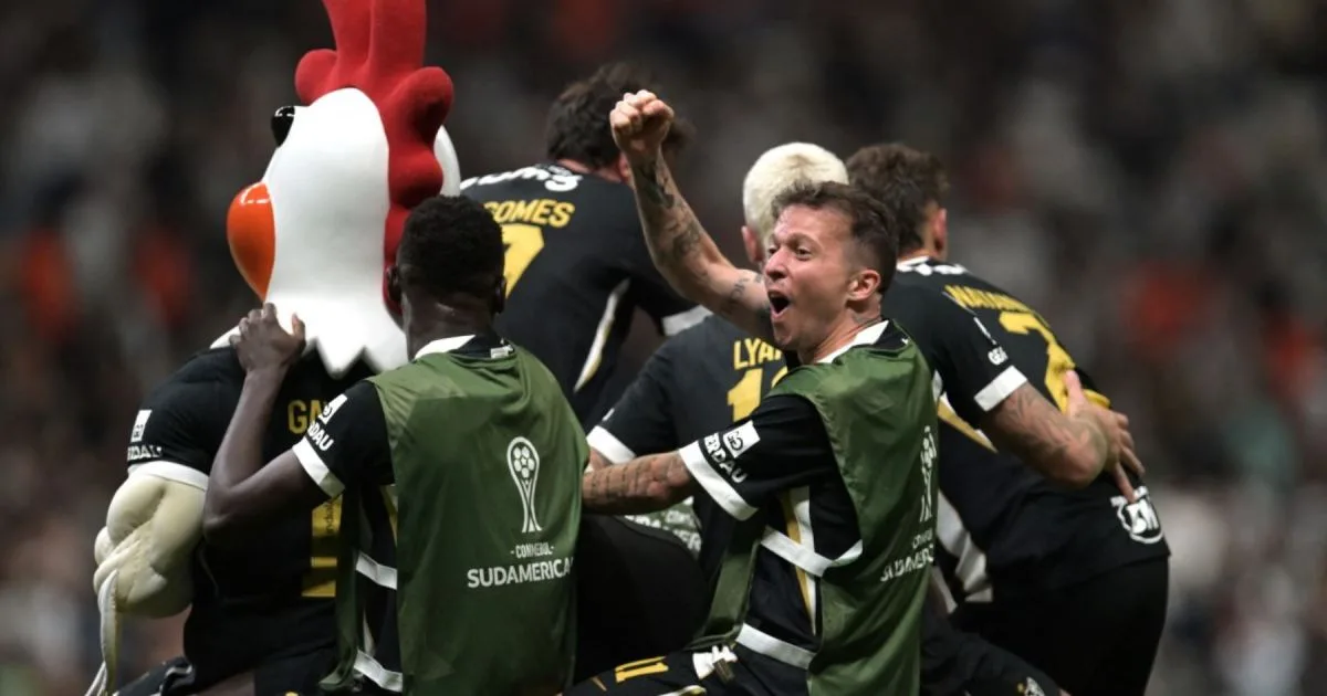 Polémica en la Sudamericana: la repudiable agresión de la mascota de Atlético Mineiro tras eliminar a Santos