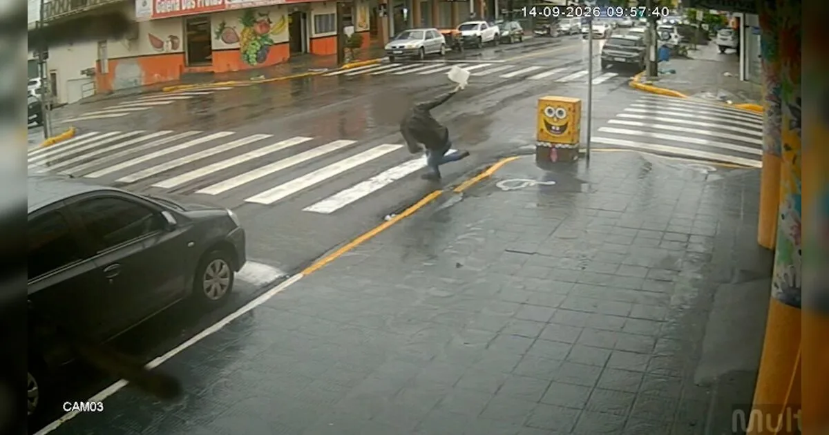 Câmera de segurança registra queda de pedestres; Bombeiros alertam para risco em dias de chuva