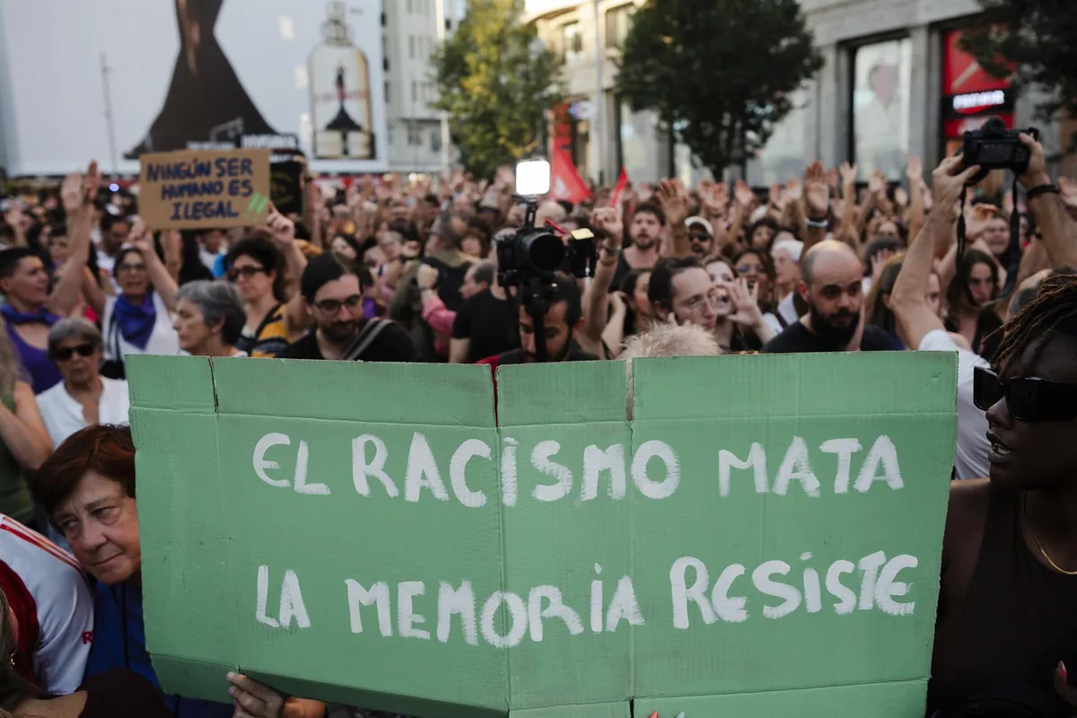Cientos de personas claman contra el racismo en Madrid, Barcelona y Santiago: "No sobran migrantes, sobran fascistas"