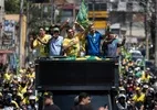 RJ: Flávio Bolsonaro presta continência a PM e promete receber faixa do pai