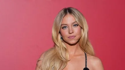 "Immonde", "un affront pour toutes les femmes"... Une publicité dénudée de Sydney Sweeney avec des accessoires de sport scandalise de nombreuses athlètes