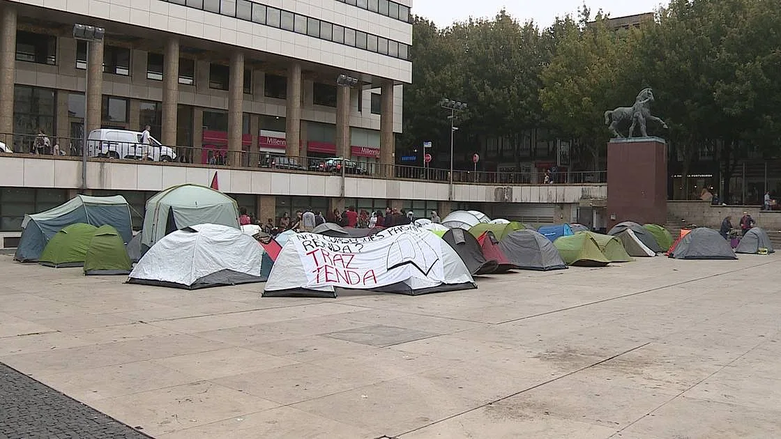 "Exigimos uma vida digna": protesto pela habitação mantém-se no Porto com dezenas tendas montadas