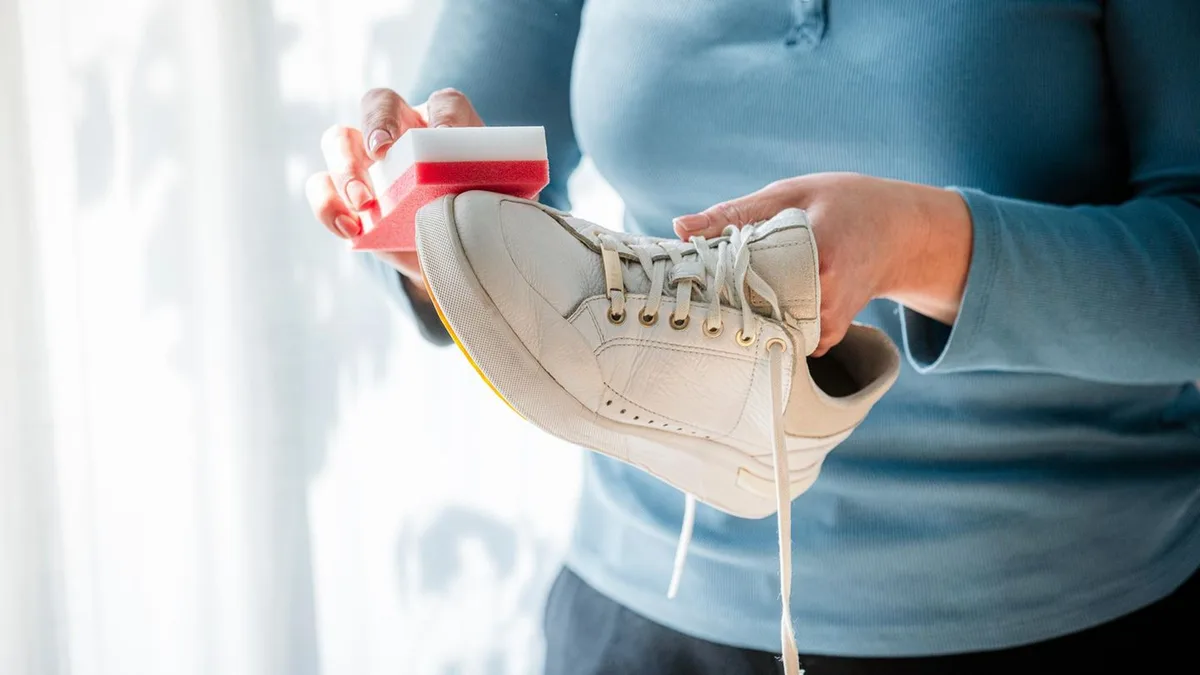 Lifehack: Sneaker reinigen: So werden dreckige Turnschuhe wieder sauber