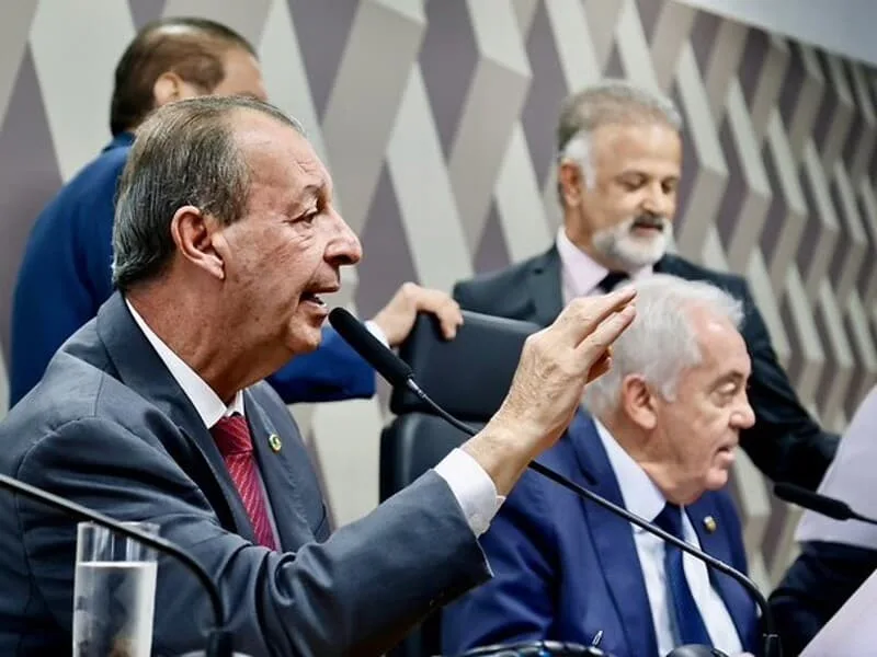 Omar Aziz mantém texto da Câmara para acelerar PEC do fim da 6x1