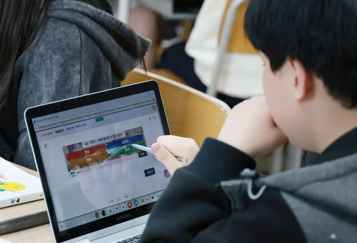 휴대폰 막았더니 학습용 태블릿으로… ‘PC방’ 된 교실