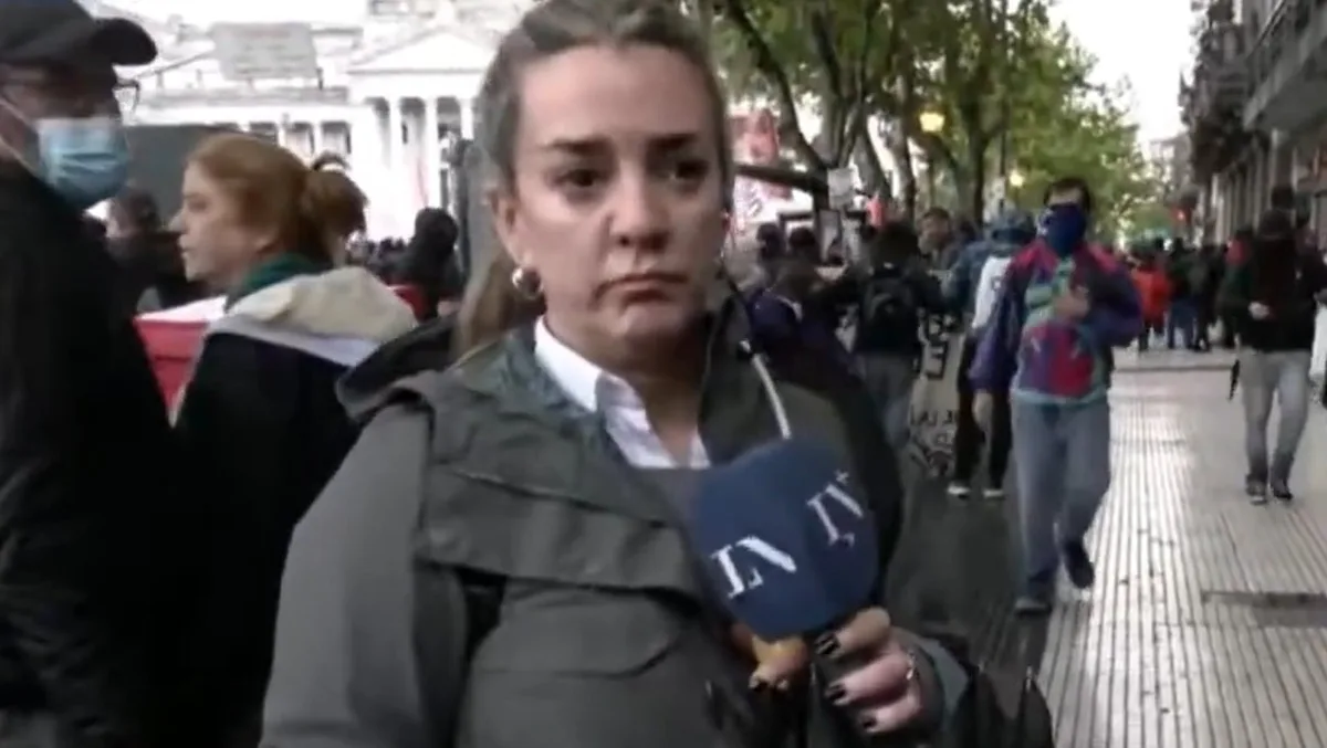 Agredieron al móvil de LN+ en medio de los enfrentamientos entre manifestantes y la Policía