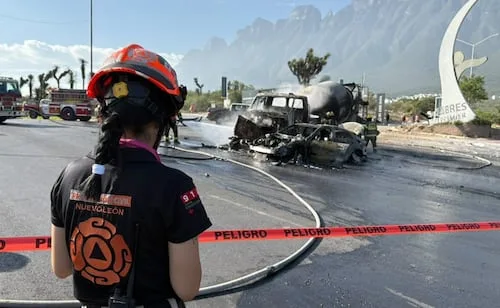 Choque e incendio deja una mujer sin vida en García, Nuevo León; un joven de 16 años resultó lesionado