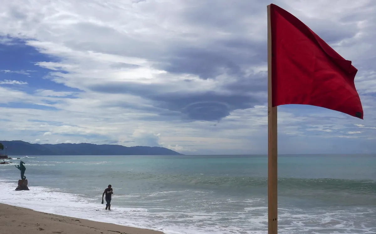 Instalan centros de mando en Jalisco y Colima para monitorear al huracán Simon: alertan a nueve comunidades por fuertes lluvias