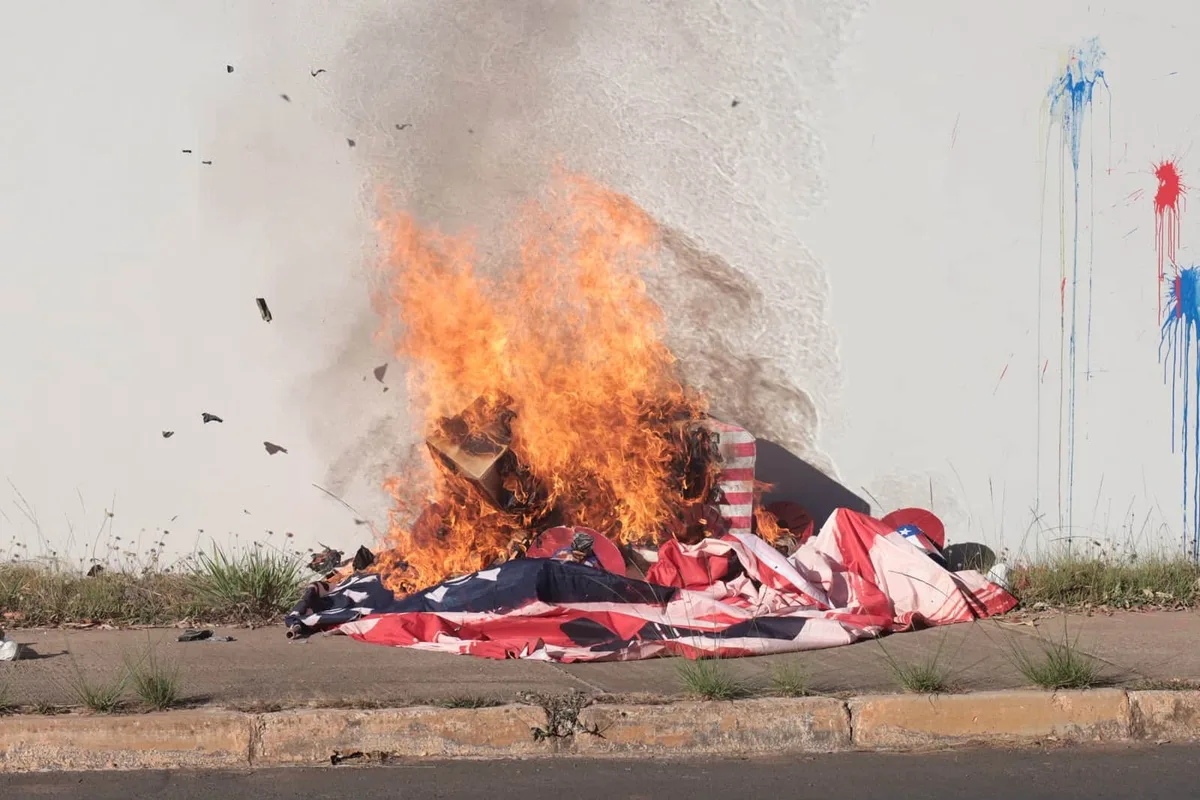 Embaixada dos EUA no Brasil é alvo de protestos do MST: “mortes, fome e destruição”