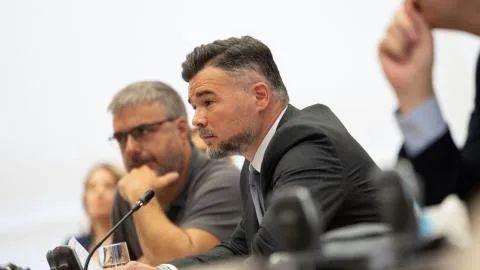 Mazón guarda silencio ante las preguntas de las víctimas de la DANA leídas por Rufián: "¿Qué les digo a mis hijos cuando pregunten por su padre?"