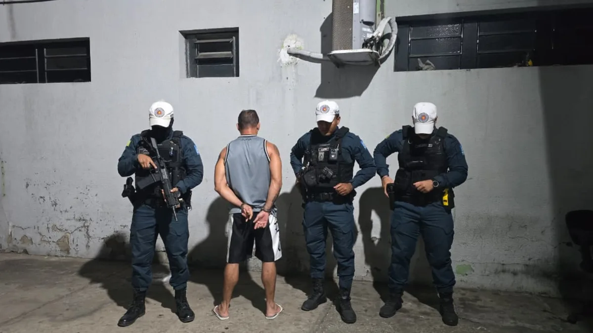 Suspeito de ameaçar funcionários e clientes de conveniência com pistola de pressão é conduzido em Teresina