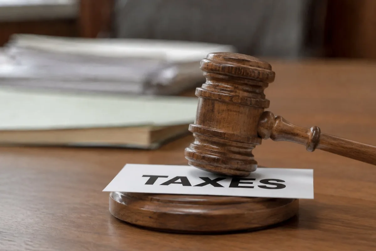 El impuesto a los millonarios que California busca aprobar para cobrar taxes a quienes se mudaron a Florida