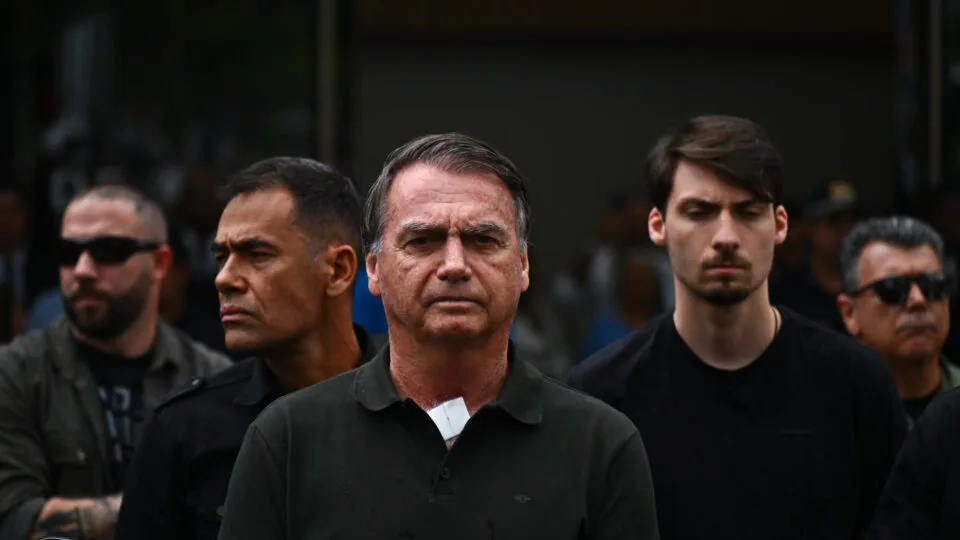 Bolsonaro pede a Moraes autorização para aulas à filha em casa
