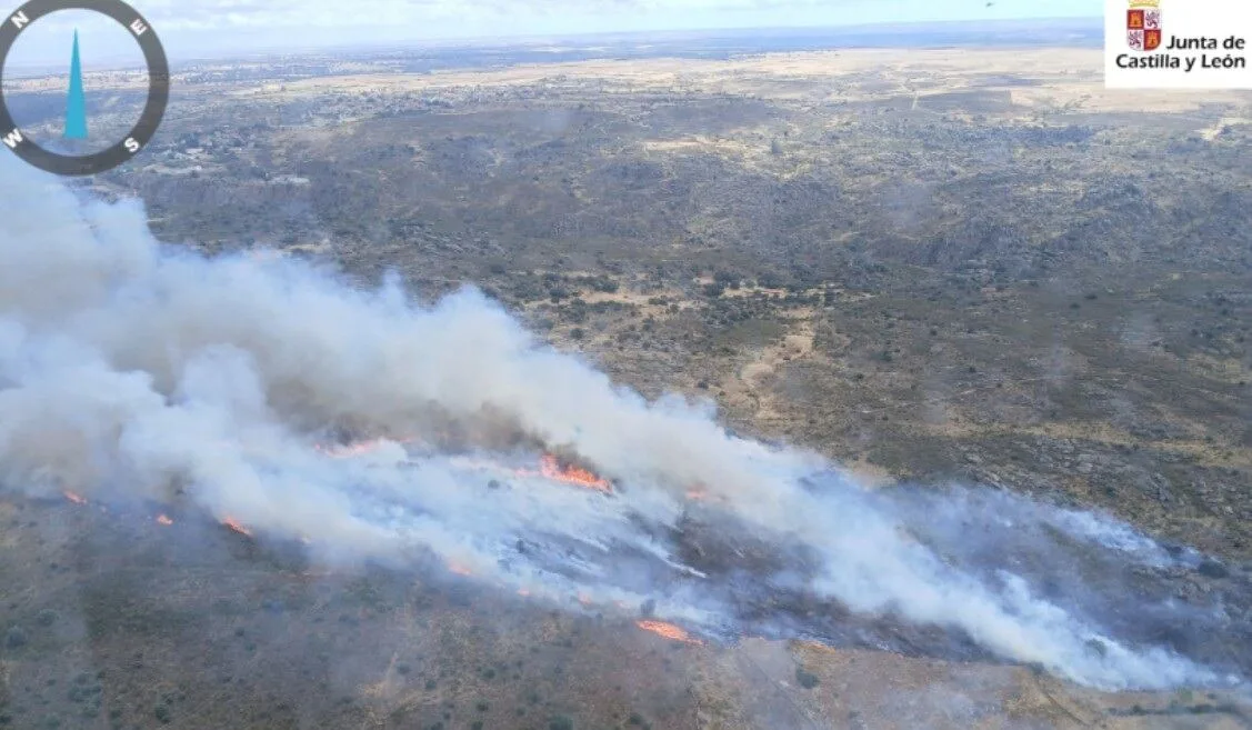 Un incendio provoca el confinamiento de la localidad zamorana de Ricobayo y el corte de dos carreteras