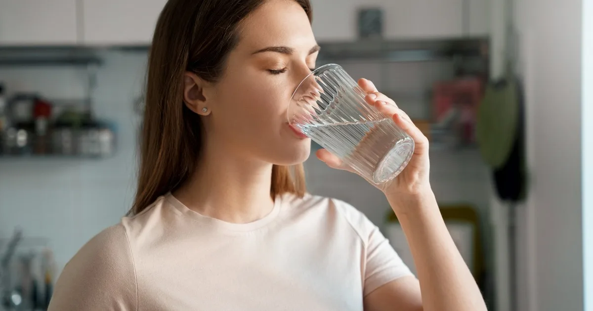 Pablo Ojeda, nutricionista: "La estrategia del vaso de agua y la fruta previa funciona siempre. Es especialmente útil para combatir el picoteo por estrés en la oficina o las visitas nocturnas peligrosas a la cocina"
