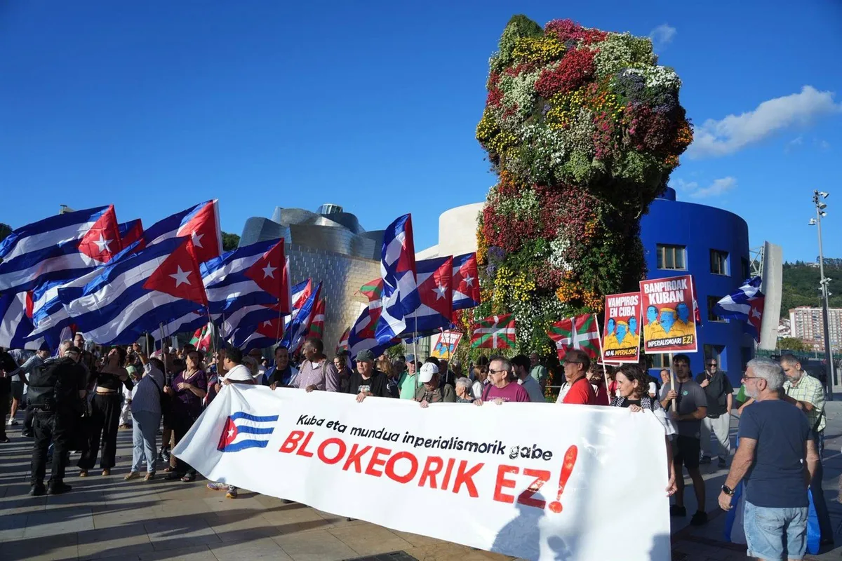 Una manifestación previa al concierto de Silvio Rodríguez en Bilbao denuncia en Bilbao el "asedio" de EE.UU. a Cuba