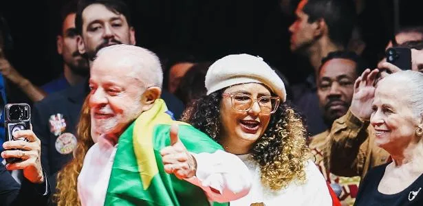 Em evento com artistas, Lula promete acabar com as bets no país