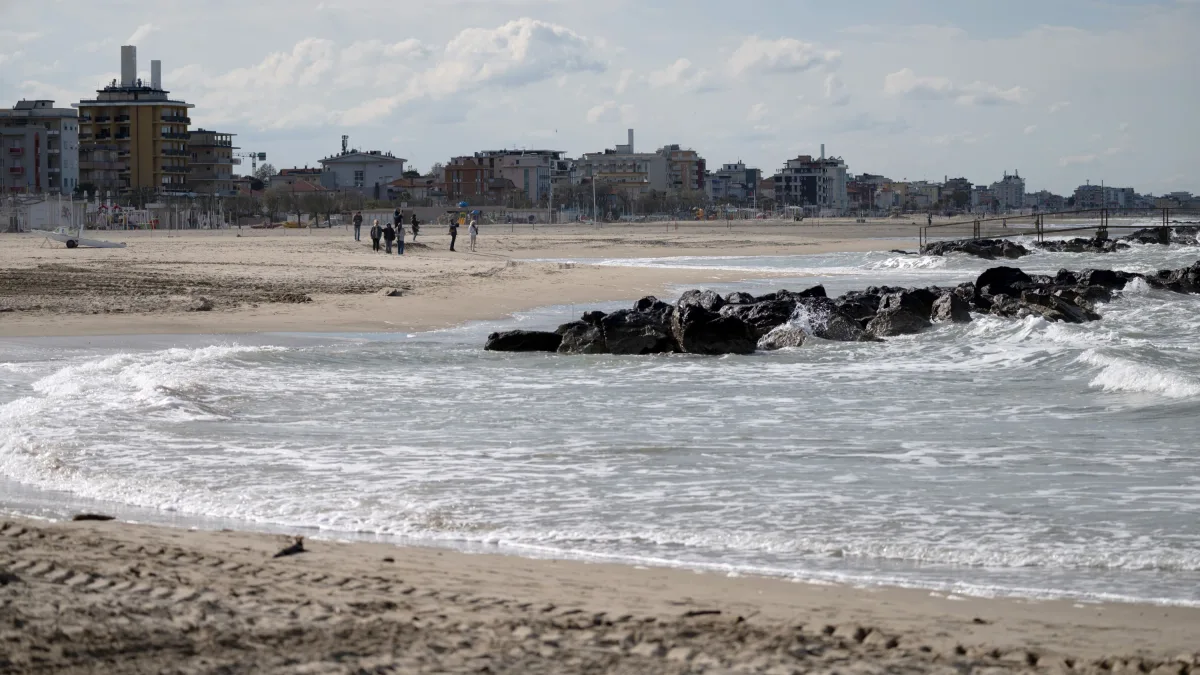 Italienische Adriaküste: Frau findet Urne mit menschlichen Überresten am Strand