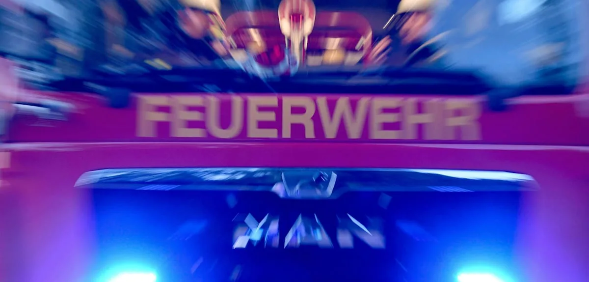 Eichenbarleben: Großbrand – 20 Autos und Scheune in Flammen