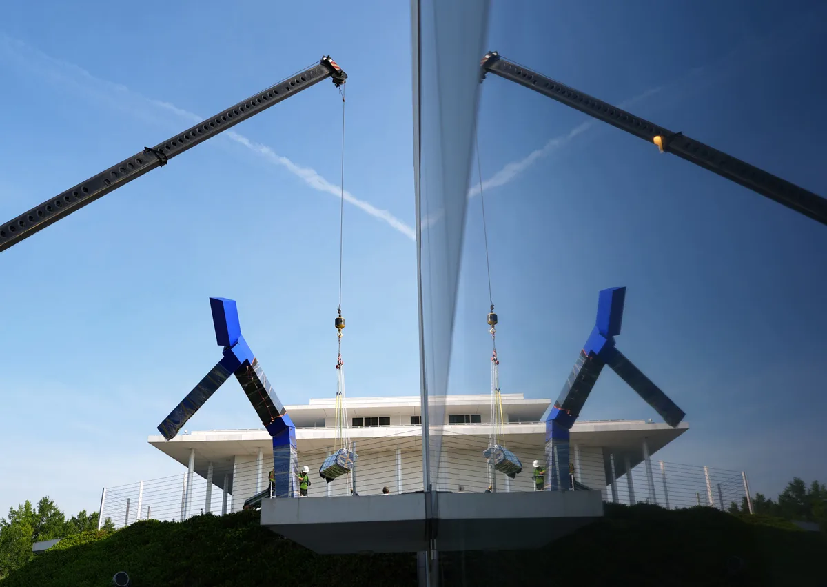 El Centro Kennedy comienza a retirar una escultura sin previo aviso