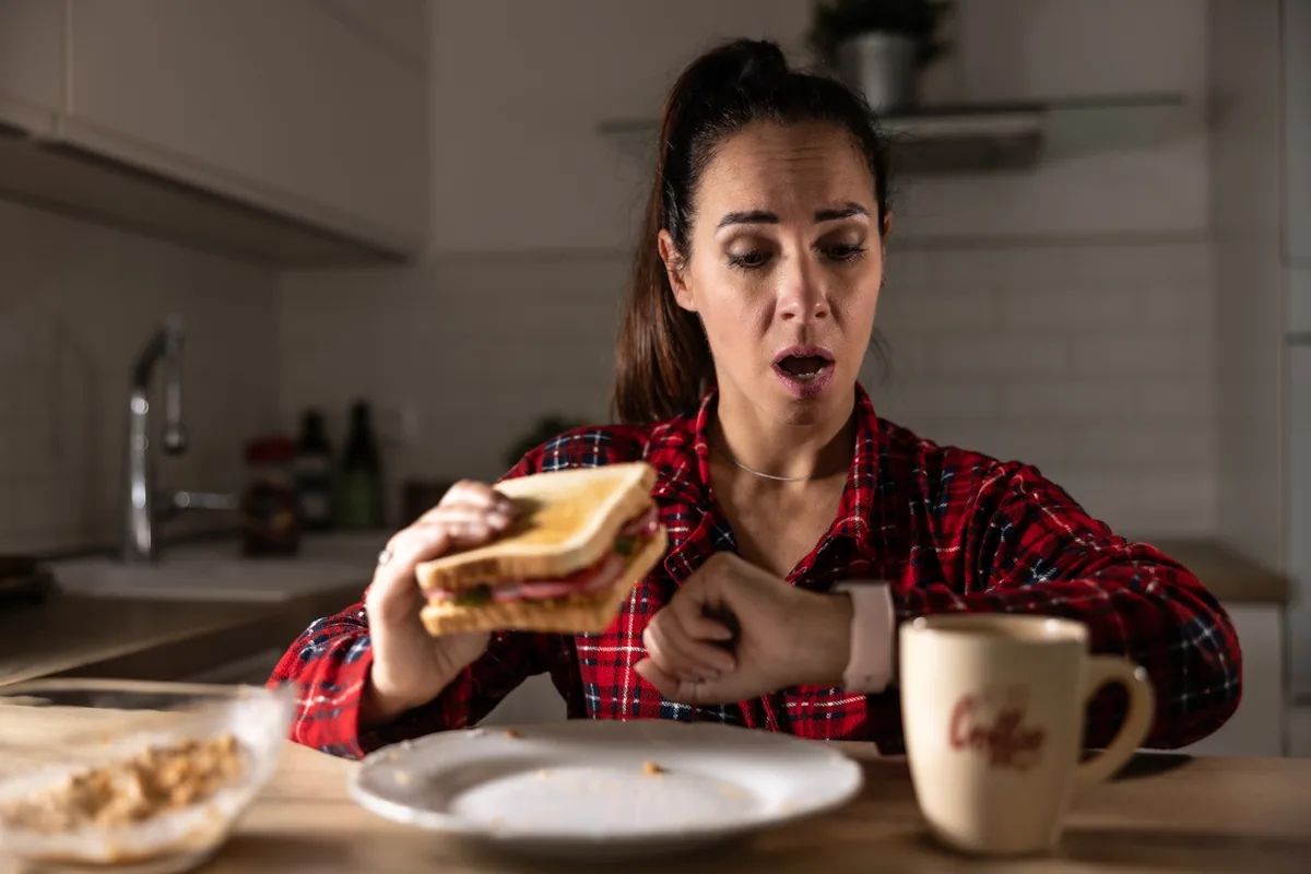 Saiba quanto tempo antes de dormir você deve fazer a última refeição do dia
