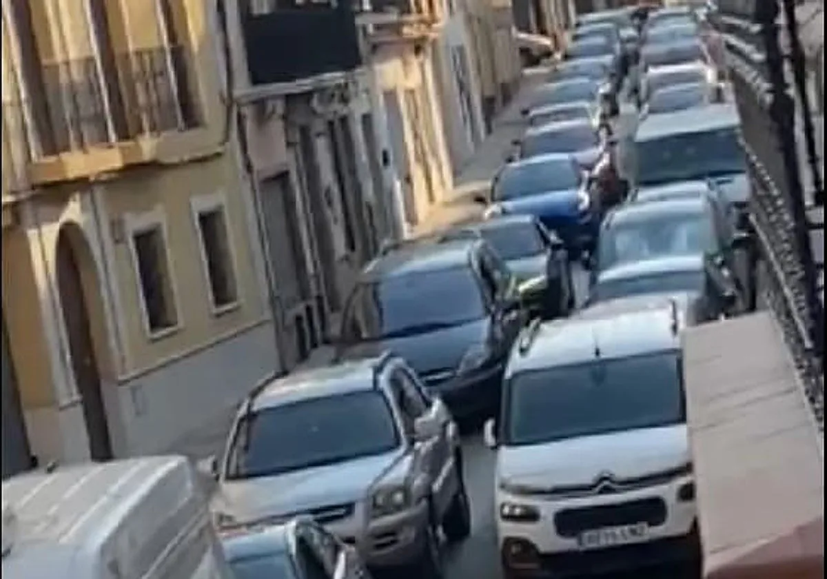 La «calle del infierno» de Alcalá de Guadaíra: Los vecinos están «atrapados» por el tráfico masivo