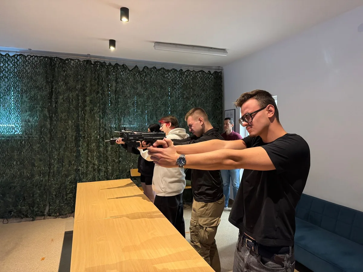 « La guerre est proche » : en Pologne, les écoles préparent leurs élèves au combat