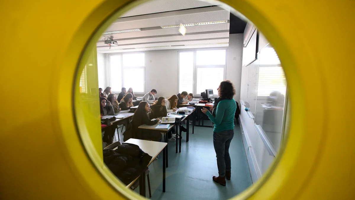 Há alunos sem aulas, enquanto mais de oito mil professores estão por colocar