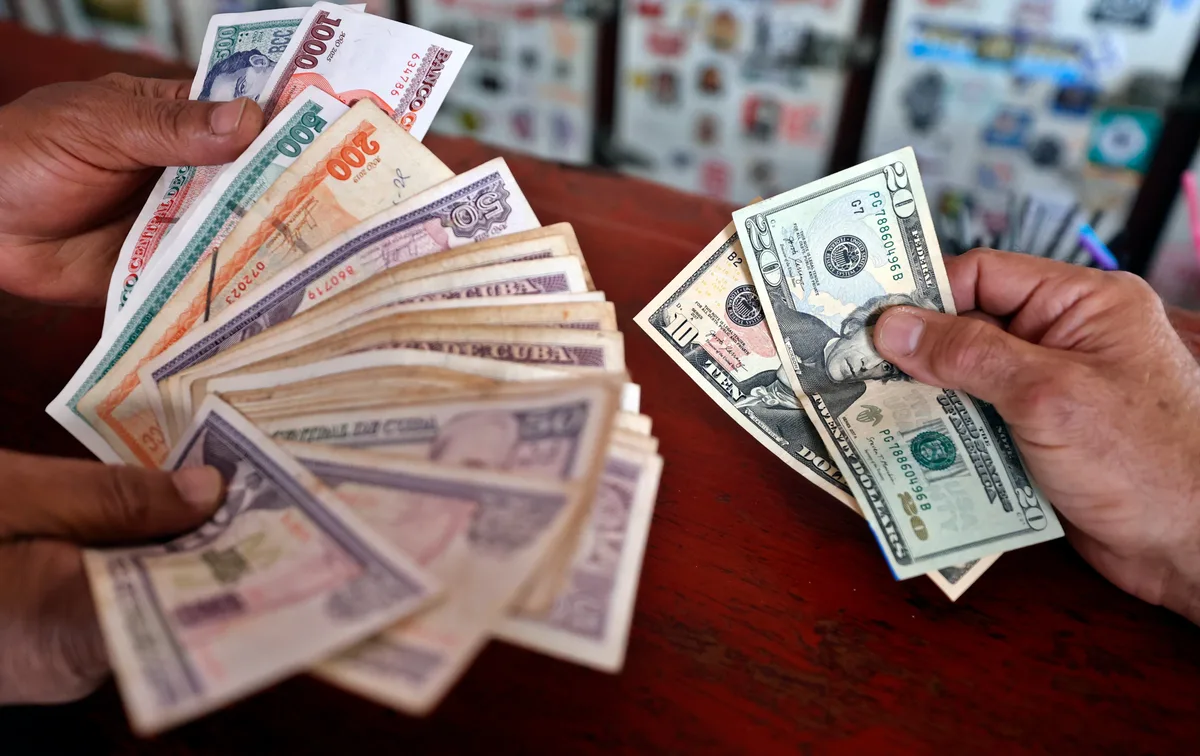 El dólar informal en Cuba rompe la barrera de los 700 pesos y marca un nuevo récord