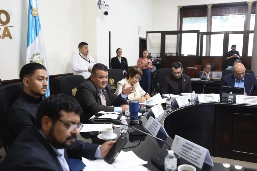 El Congreso recibe los pedidos de fondos de Salud, Seguridad Alimentaria y Consejos de Desarrollo para el último presupuesto del gobierno de Arévalo