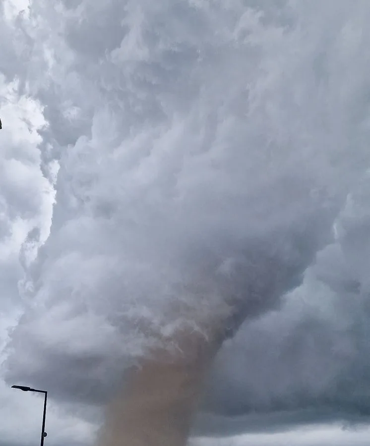 Al menos dos desaparecidos bajo los escombros tras el paso de un tornado en el sur de Francia
