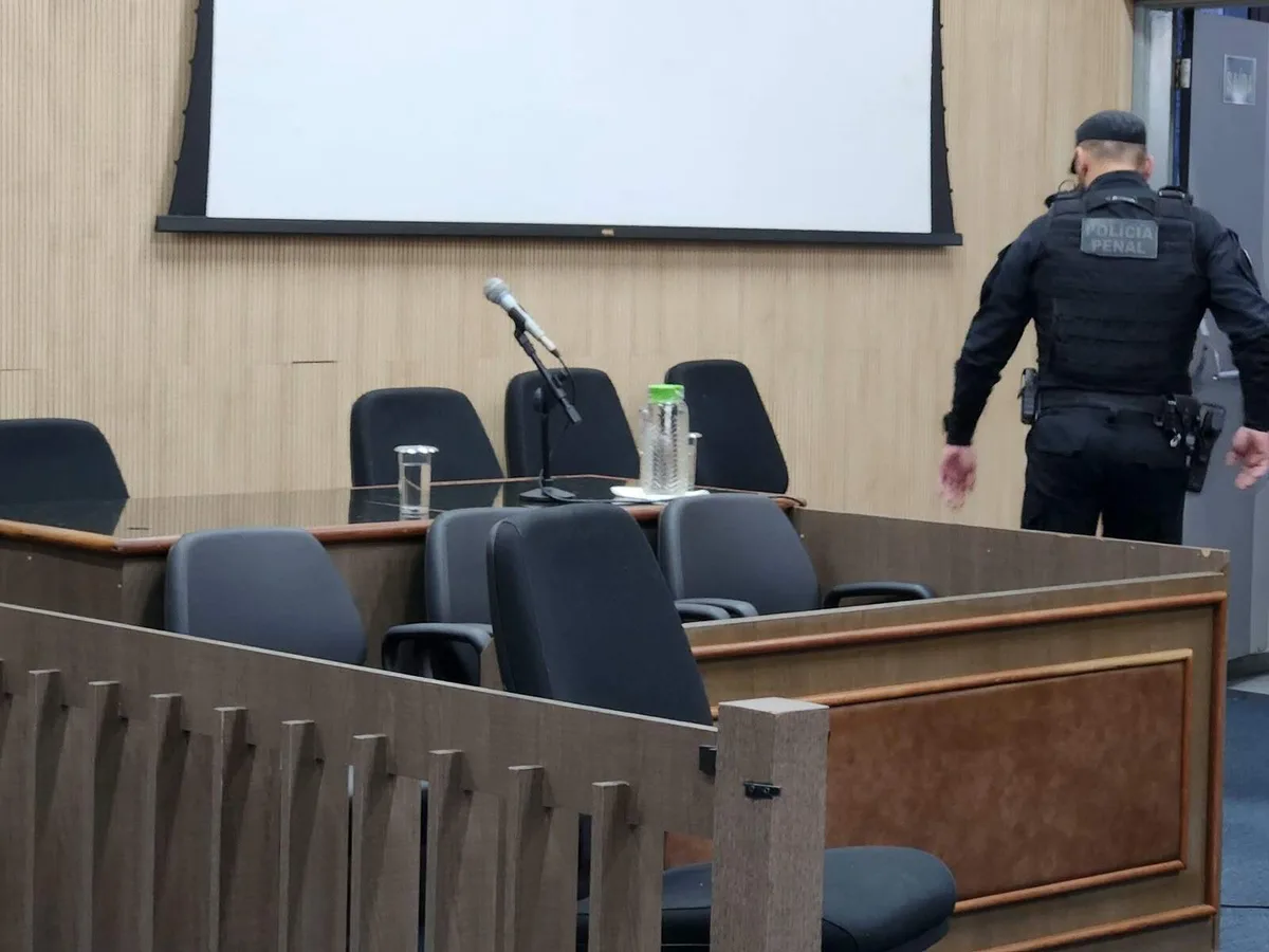 Sem advogado, júri de réu acusado de matar padrasto com 17 facadas é adiado
