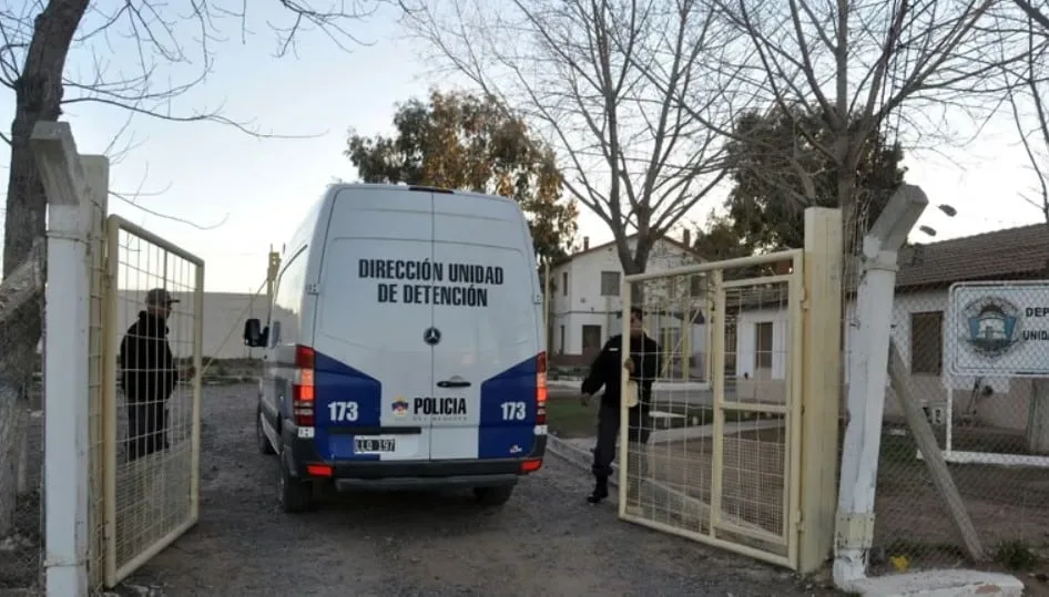Acusan a un policía de haber recibido un pago para liberar el camino para la fuga de cuatro presos y darles una sierra para cortar las rejas