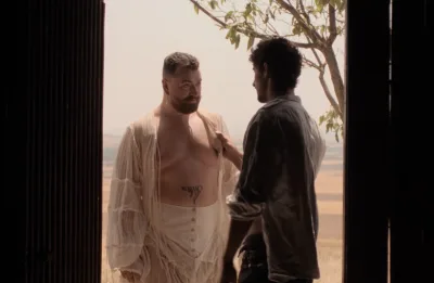 Sam Smith vive paixão intensa com cowboy gostoso em clipe de “Constant Companion”