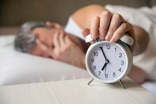 10 consejos clave para conciliar el sueño fácilmente; evita el insomnio y la sobrecarga mental antes de dormir