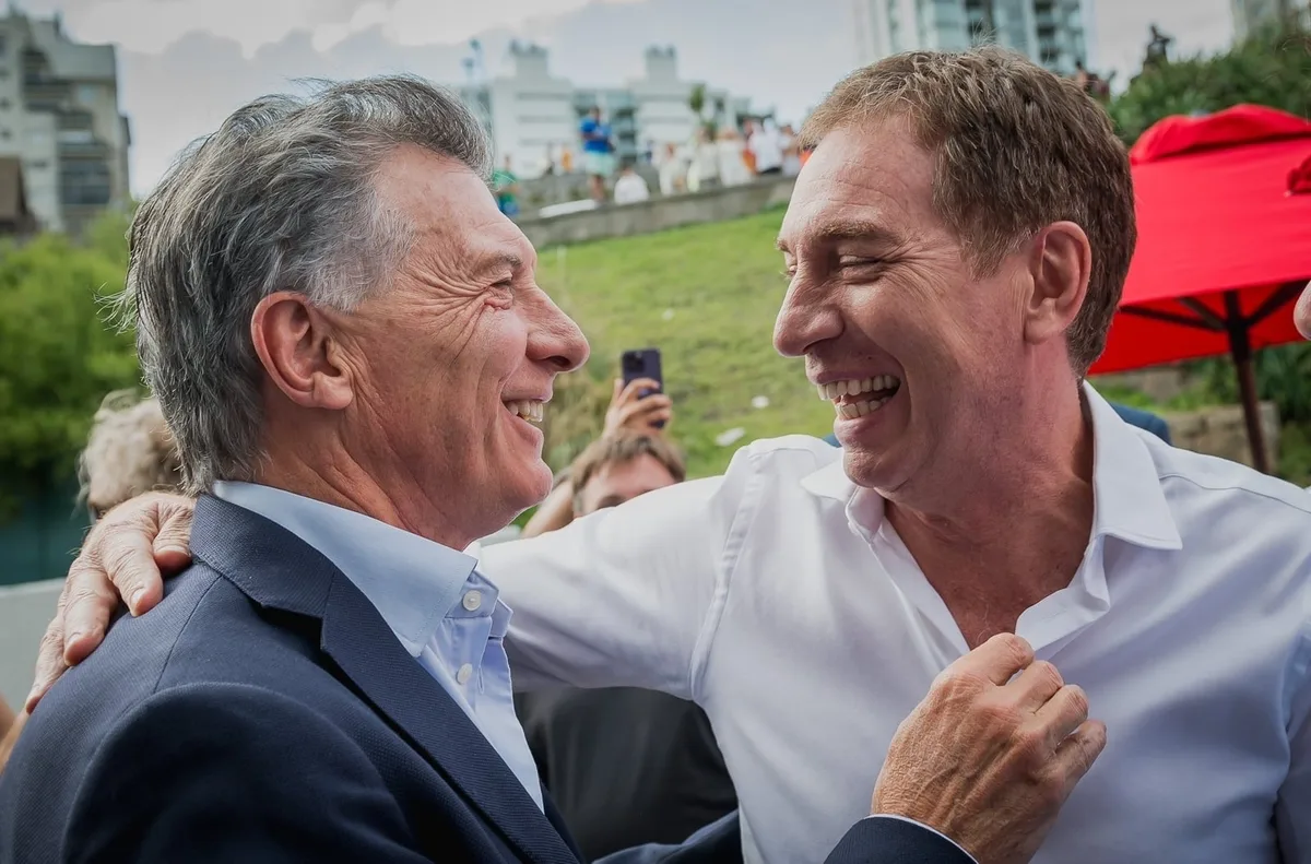 Abrazos, sintonía fina y el algoritmo del oficialismo