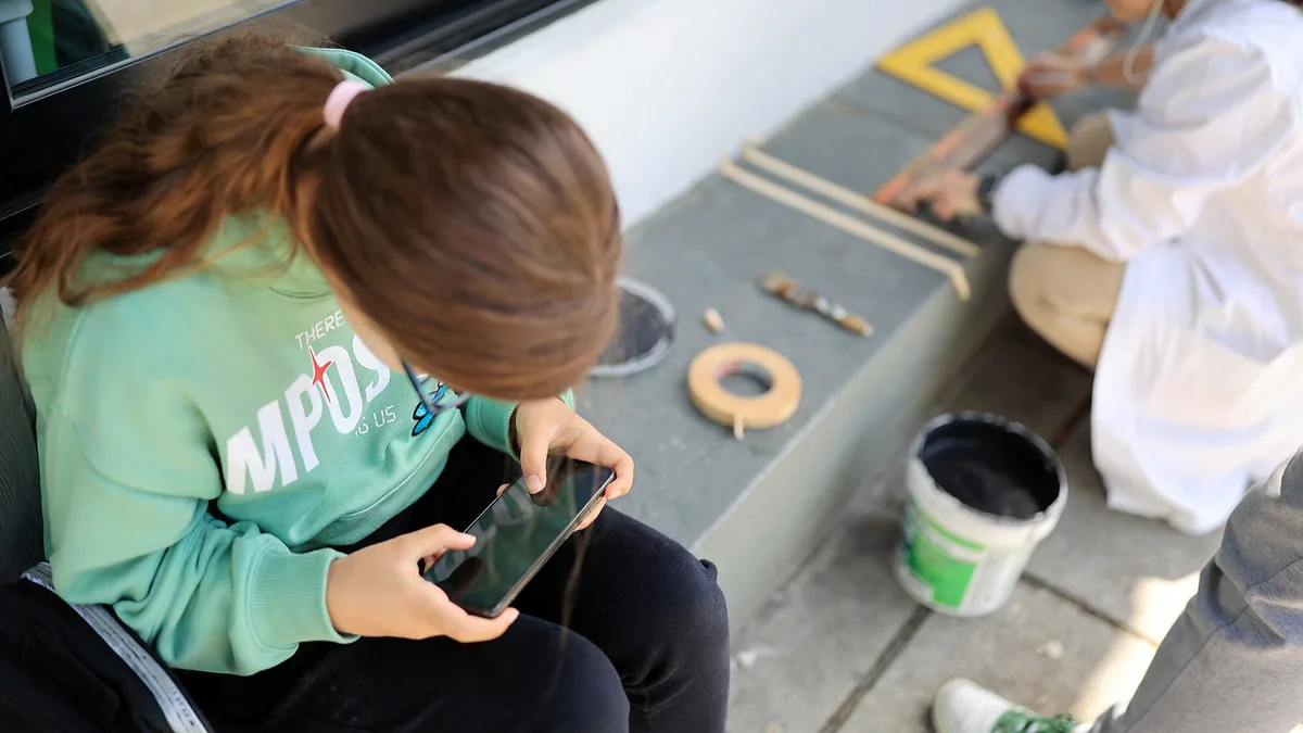 Comissão Europeia quer proibir redes sociais a menores de 13 anos
