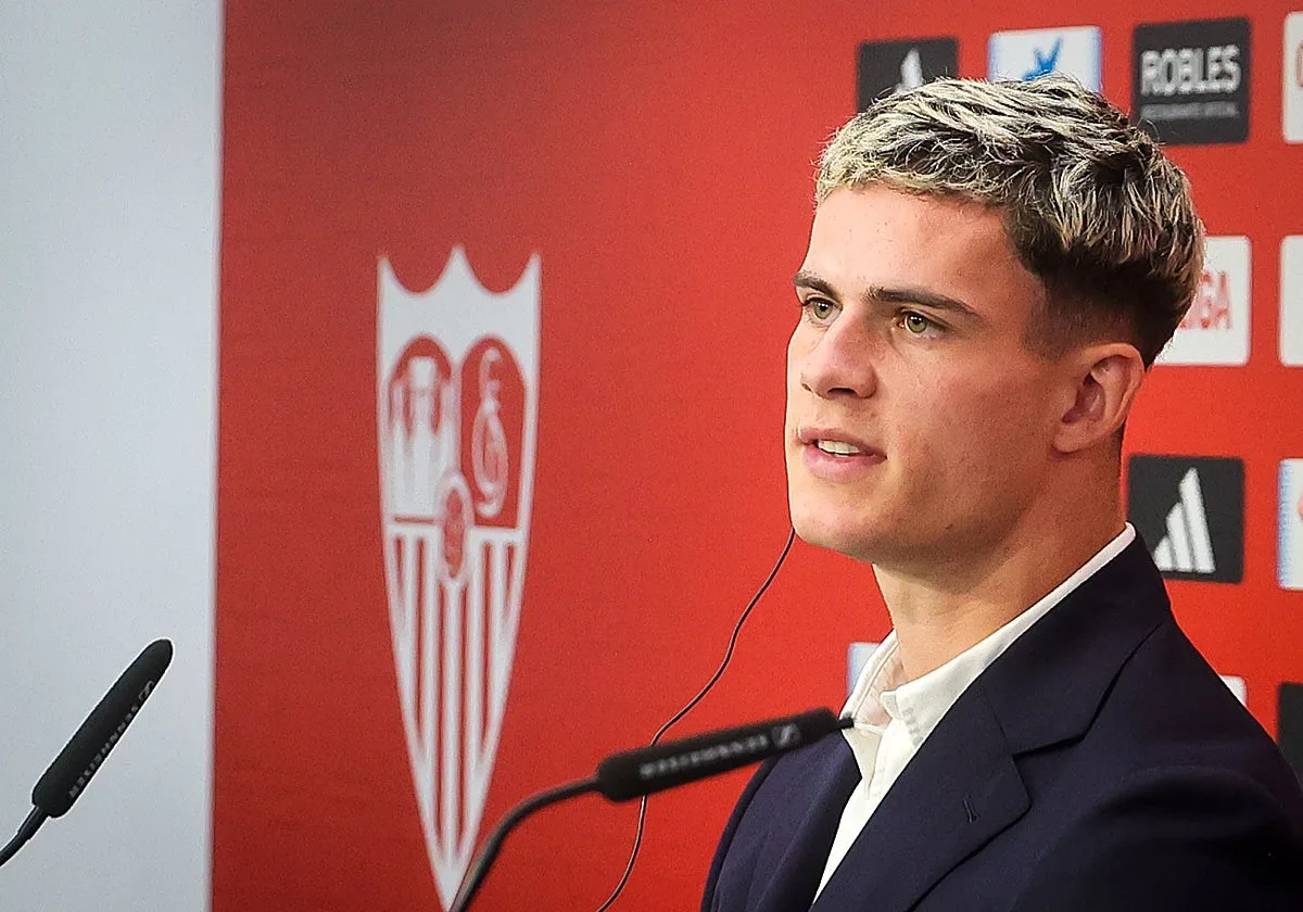 Robbie Ure, presentado como delantero del Sevilla FC: «Estoy ilusionado por dar cada vez más pasos hacia delante»
