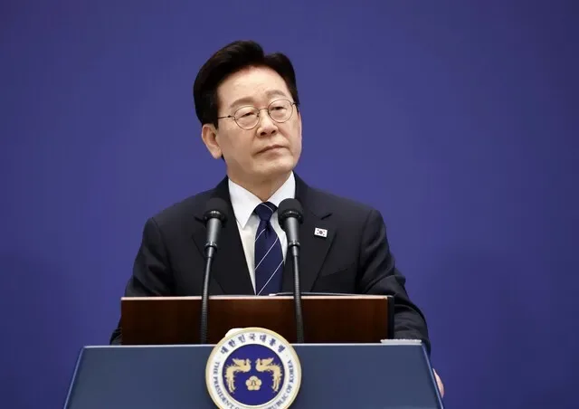 100분 간 웃음기 없었던 이 대통령의 7번째 기자회견