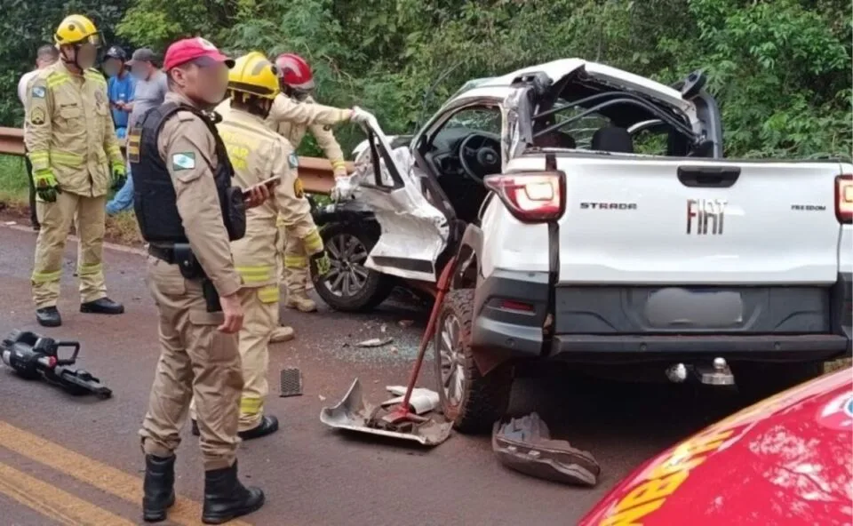 Motorista de picape morre em colisão violenta com caminhão na PR-317, em Toledo