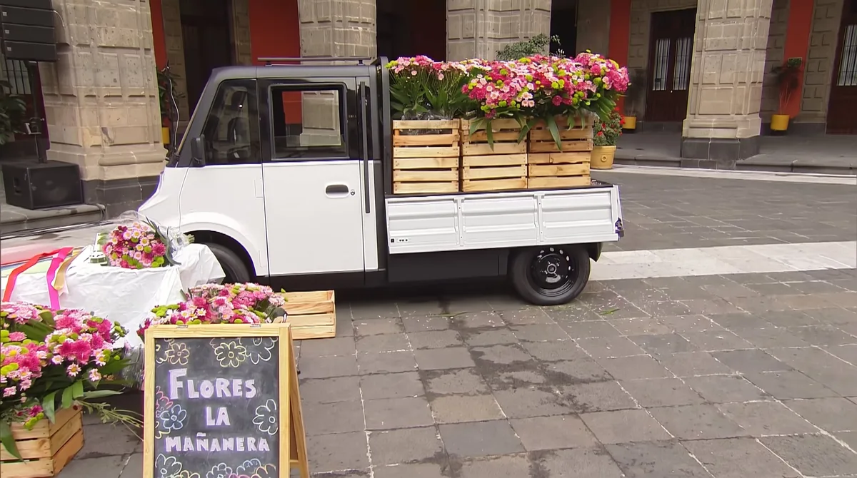 ‘Ni moto, ni coche’: Olinia lanza segundo vehículo compacto eléctrico que permite cargar 12 huacales