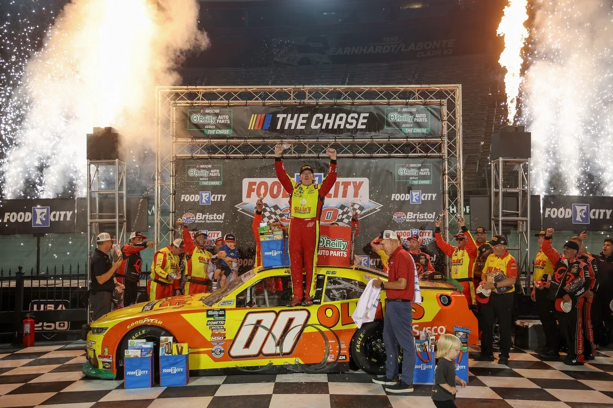 NASCAR O'Reilly: Creed aparece no fim e vence em Bristol na prorrogação