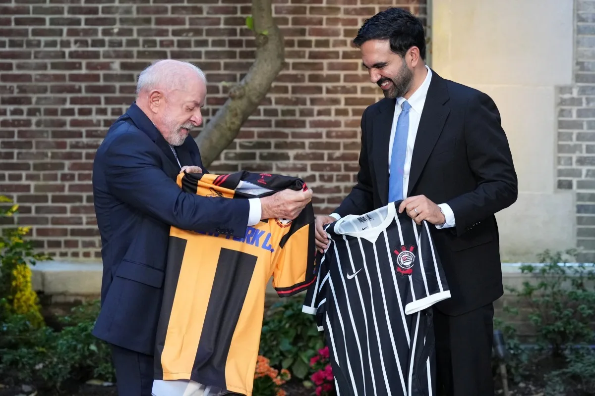 Lula presenteia prefeito de Nova York com camisa do Corinthians