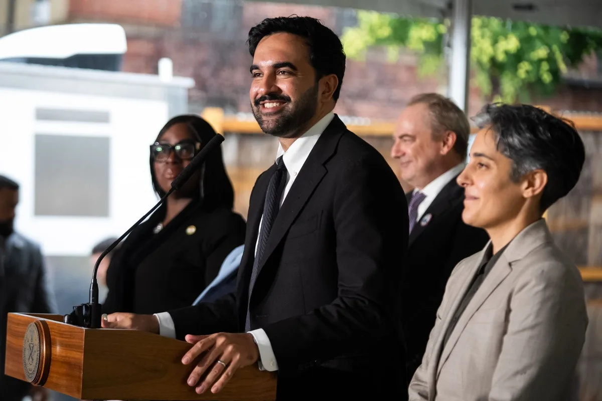 Mamdani se ríe de sí mismo: filtran los bloopers del spot mutilingüe del alcalde de Nueva York