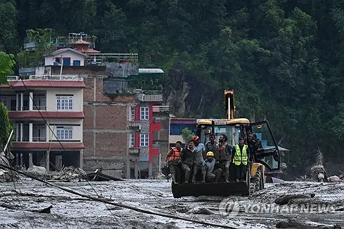 네팔 고립 10명 지대 높아 생환…연락두절 9명 있던 건물은 유실(종합)