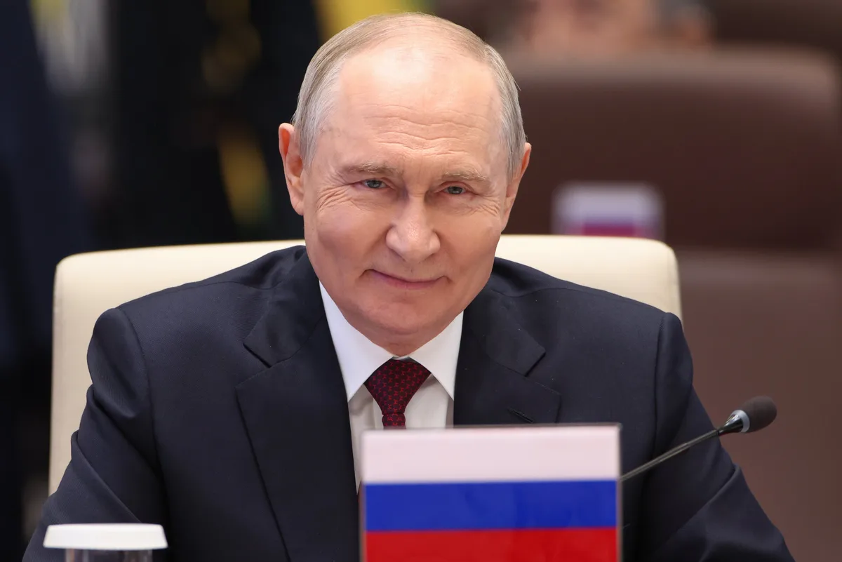 Rusia exige pruebas a Pedro Sánchez y le acusa de “correr tras los micrófonos”