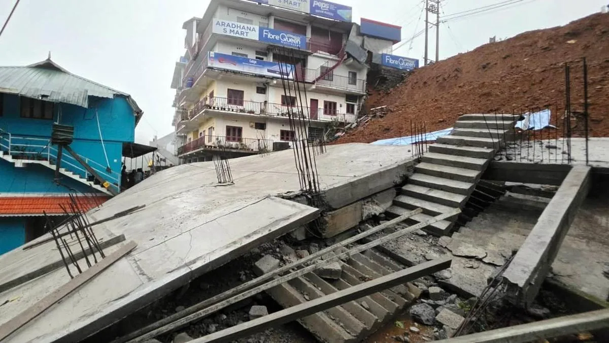 School auditorium collapses in wind near Kothamangalam in Keralam
