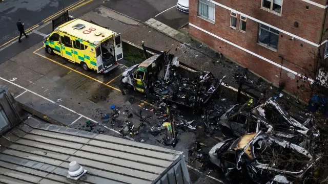 Quatro jovens britânicos admitem incêndio de ambulâncias judaicas