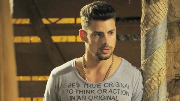 Cauã Reymond revela que sempre namorava mulheres mais velhas e explica o motivo; assista Foto: Reprodução/GloboNews