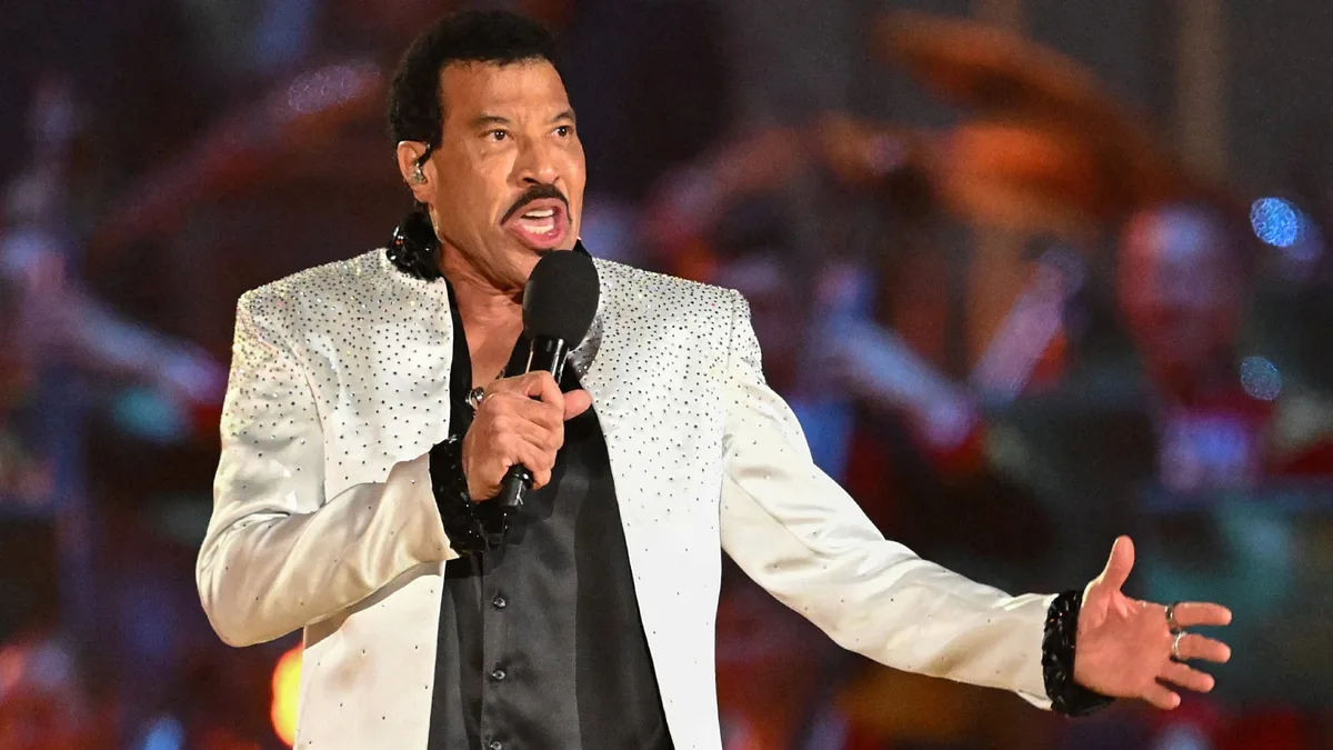 Lionel Richie permanece en cuidados intensivos mientras se somete a análisis del corazón